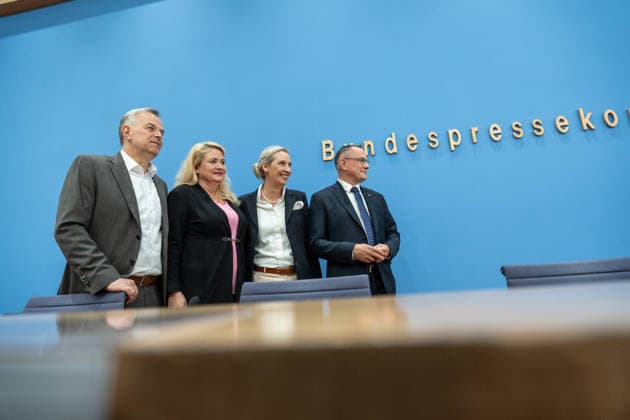 Alice Weidel, Bundesvorsitzende AfD, Tino Chrupalla, Bundesvorsitzender AfD, Leif-Eric Holm, Ministerpräsidentenkandidat Landtagswahl Mecklenburg-Vorpommern und Kristin Brinker, Spitzenkandidatin Berlin Abgeordnetenhaus-Wahl zu Beginn der Bundespressekonferenz;Bundespressekonferenz in Berlin - Wahlnachlese nach den Landtagswahlen in Mecklenburg-Vorpommern und Berlin, Berlin Berlin Deutschland Haus der Bundespressekonferenz