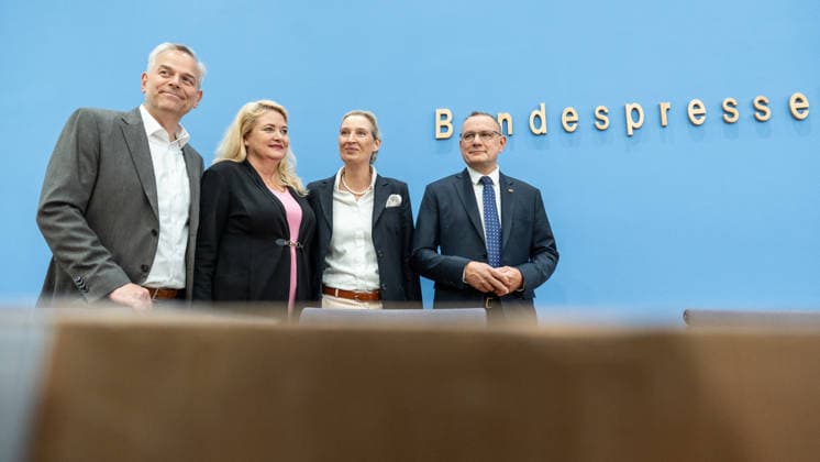 Alice Weidel, Bundesvorsitzende AfD, Tino Chrupalla, Bundesvorsitzender AfD, Leif-Eric Holm, Ministerpräsidentenkandidat Landtagswahl Mecklenburg-Vorpommern und Kristin Brinker, Spitzenkandidatin Berlin Abgeordnetenhaus-Wahl zu Beginn der Bundespressekonferenz;Bundespressekonferenz in Berlin - Wahlnachlese nach den Landtagswahlen in Mecklenburg-Vorpommern und Berlin, Berlin Berlin Deutschland Haus der Bundespressekonferenz