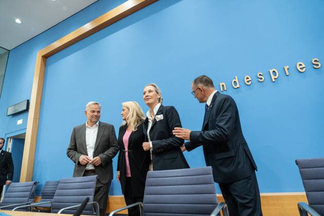 Alice Weidel, Bundesvorsitzende AfD, Tino Chrupalla, Bundesvorsitzender AfD, Leif-Eric Holm, Ministerpräsidentenkandidat Landtagswahl Mecklenburg-Vorpommern und Kristin Brinker, Spitzenkandidatin Berlin Abgeordnetenhaus-Wahl zu Beginn der Bundespressekonferenz;Bundespressekonferenz in Berlin - Wahlnachlese nach den Landtagswahlen in Mecklenburg-Vorpommern und Berlin, Berlin Berlin Deutschland Haus der Bundespressekonferenz