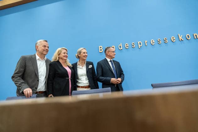 Alice Weidel, Bundesvorsitzende AfD, Tino Chrupalla, Bundesvorsitzender AfD, Leif-Eric Holm, Ministerpräsidentenkandidat Landtagswahl Mecklenburg-Vorpommern und Kristin Brinker, Spitzenkandidatin Berlin Abgeordnetenhaus-Wahl zu Beginn der Bundespressekonferenz;Bundespressekonferenz in Berlin - Wahlnachlese nach den Landtagswahlen in Mecklenburg-Vorpommern und Berlin, Berlin Berlin Deutschland Haus der Bundespressekonferenz