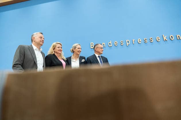 Alice Weidel, Bundesvorsitzende AfD, Tino Chrupalla, Bundesvorsitzender AfD, Leif-Eric Holm, Ministerpräsidentenkandidat Landtagswahl Mecklenburg-Vorpommern und Kristin Brinker, Spitzenkandidatin Berlin Abgeordnetenhaus-Wahl zu Beginn der Bundespressekonferenz;Bundespressekonferenz in Berlin - Wahlnachlese nach den Landtagswahlen in Mecklenburg-Vorpommern und Berlin, Berlin Berlin Deutschland Haus der Bundespressekonferenz