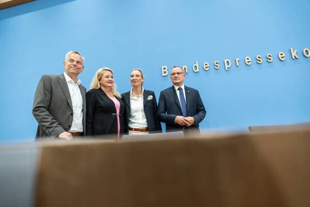Alice Weidel, Bundesvorsitzende AfD, Tino Chrupalla, Bundesvorsitzender AfD, Leif-Eric Holm, Ministerpräsidentenkandidat Landtagswahl Mecklenburg-Vorpommern und Kristin Brinker, Spitzenkandidatin Berlin Abgeordnetenhaus-Wahl zu Beginn der Bundespressekonferenz;Bundespressekonferenz in Berlin - Wahlnachlese nach den Landtagswahlen in Mecklenburg-Vorpommern und Berlin, Berlin Berlin Deutschland Haus der Bundespressekonferenz