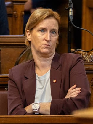 2026-09-21-Wiener Gemeinderat-080 Amtsführende Stadträtin für Wohnen, Wohnbau, Stadterneuerung und Frauen Elke Hanel-Torsch (SPÖ) am 21. September 2026 beim Wiener Gemeinderat der 17ten Sitzung auf Verlangen FPÖ im Rathaus in Wien, Wien, Österreich.