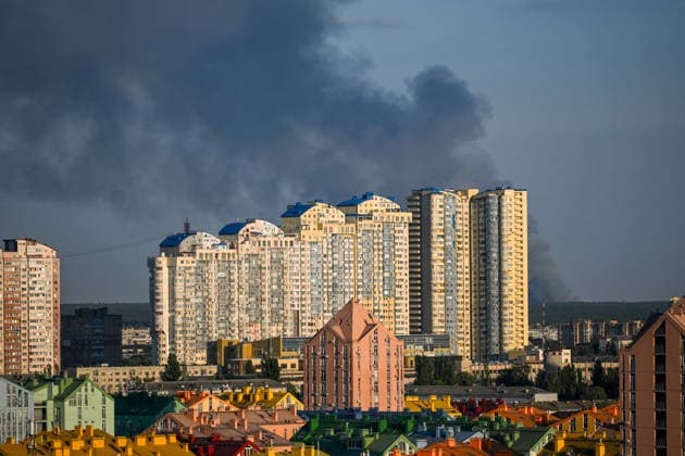 A plume of thick black smoke rises into the sky from a massive fire at warehouses in the village of Shchaslyve, Kyiv region, sparked by a Russian drone strike, as seen from the Left Bank of Kyiv, Ukraine, September 20, 2026. (Photo by Yevhen Kotenko Ukrinform) Russian drone attack start large-scale fire near Kyiv  Copyright: xYevhenxKotenkox