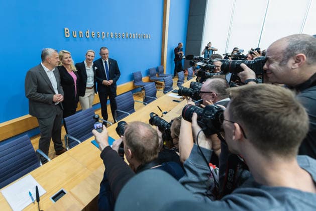 AfD - Auswirkungen der Landtagswahlen in Berlin und Mecklenburg-Vorpommern auf die Bundespolitik. Deutschland, Berlin am 21. September 2026 Einen Tag nach den Erfolgen der AfD bei den Landtagswahlen in Mecklenburg-Vorpommern und der Wahl zum Berliner Abgeordnetenhaus stellen sich die AfD-Vorsitzenden gemeinsam mit den Spitzenkandidaten Leif-Erik Holm und Kristin Brinker in der Bundespressekonferenz den Fragen der Presse. Im Bild: Leif-Erik Holm, AfD-Kandidat für das Amt des Ministerpräsidenten in Mecklenburg-Vorpommern. Kristin Brinker, AfD-Spitzenkandidatin für Berlin. Tino Chrupalla, Bundessprecher der AfD und Co-Vorsitzender der AfD-Fraktion im Deutschen Bundestag. Alice Weidel, Bundessprecherin der AfD und Co-Vorsitzende der Af