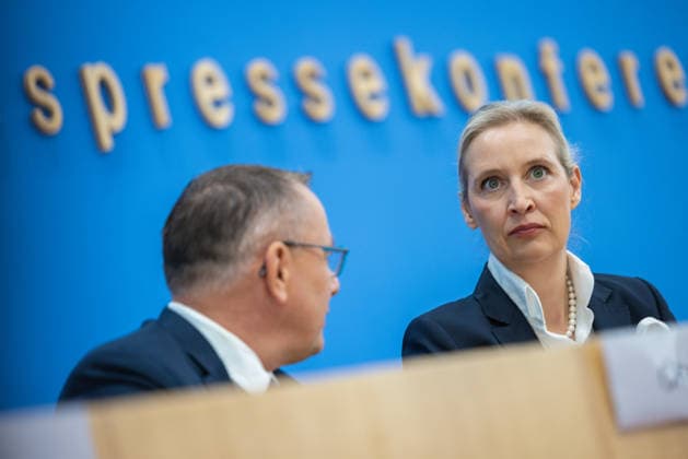 AfD - Auswirkungen der Landtagswahlen in Berlin und Mecklenburg-Vorpommern auf die Bundespolitik. Deutschland, Berlin am 21. September 2026 Einen Tag nach den Erfolgen der AfD bei den Landtagswahlen in Mecklenburg-Vorpommern und der Wahl zum Berliner Abgeordnetenhaus stellen sich die AfD-Vorsitzenden gemeinsam mit den Spitzenkandidaten Leif-Erik Holm und Kristin Brinker in der Bundespressekonferenz den Fragen der Presse. Im Bild: Alice Weidel und Tino Chrupalla.
