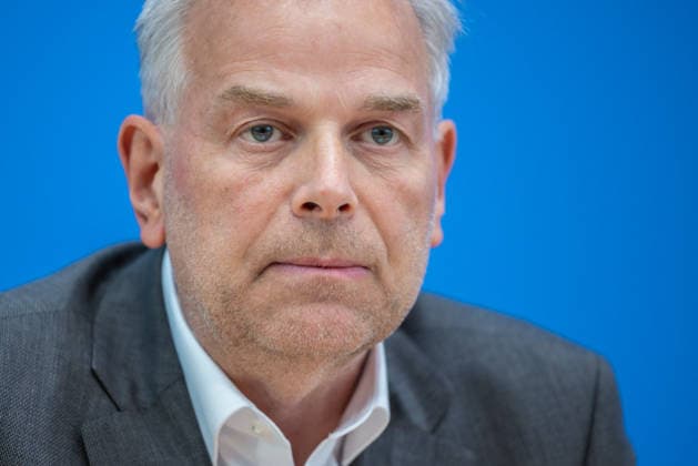 AfD - Auswirkungen der Landtagswahlen in Berlin und Mecklenburg-Vorpommern auf die Bundespolitik. Deutschland, Berlin am 21. September 2026 Einen Tag nach den Erfolgen der AfD bei den Landtagswahlen in Mecklenburg-Vorpommern und der Wahl zum Berliner Abgeordnetenhaus stellen sich die AfD-Vorsitzenden gemeinsam mit den Spitzenkandidaten Leif-Erik Holm und Kristin Brinker in der Bundespressekonferenz den Fragen der Presse. Im Bild: Leif-Erik Holm, AfD-Kandidat für das Amt des Ministerpräsidenten in Mecklenburg-Vorpommern