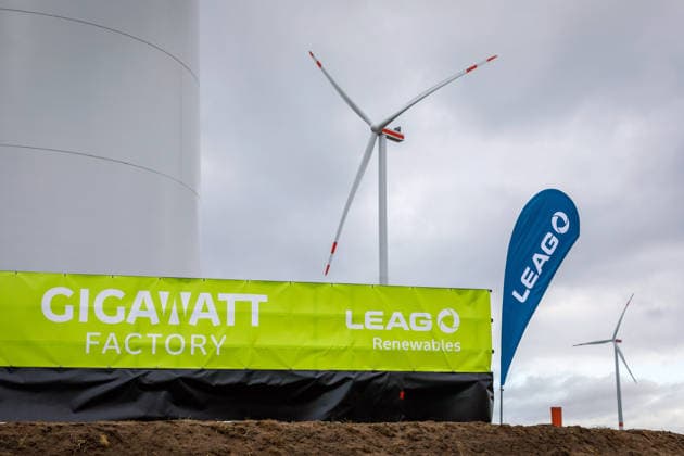 LEAG GigaOne Inbetriebnahme DEU Deutschland Brandenburg Briesnig, 21.09.2026, Inbetriebnahme GIGA One (LEAG) bei Briesnig im ehemaligen Tagebau Jaenschwalde. Mit einem Festakt feiert der Energiekonzern LEAG drei Giga-Projekte - die Inbetriebnahme des Windpark Forst-Briesnig 2 und des Energieparks Bohrau 1 sowie dem symbolischen Startschuss fuer die Bauarbeiten zu GigaBattery 1000 in Jaenschwalde.