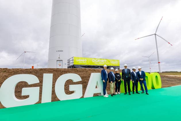 LEAG GigaOne Inbetriebnahme DEU Deutschland Brandenburg Briesnig, 21.09.2026, Inbetriebnahme GIGA One (LEAG) bei Briesnig im ehemaligen Tagebau Jaenschwalde. Ministerpraesident Dietmar Woidke (SPD) und LEAG CEO Adi Roesch posieren gemeinsam mit Landrat Martin Heusler und Simone Taubenek (Buergemeisterin Stadt Forst) vor einem GIGA-Schriftzug im Windpark Forst-Briesnig 2. Mit einem Festakt feiert der Energiekonzern LEAG drei Giga-Projekte - die Inbetriebnahme des Windpark Forst-Briesnig 2 und des Energieparks Bohrau 1 sowie dem symbolischen Startschuss fuer die Bauarbeiten zu GigaBattery 1000 in Jaenschwalde.