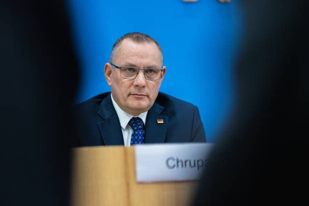 AfD - Auswirkungen der Landtagswahlen in Berlin und Mecklenburg-Vorpommern auf die Bundespolitik. Deutschland, Berlin am 21. September 2026 Einen Tag nach den Erfolgen der AfD bei den Landtagswahlen in Mecklenburg-Vorpommern und der Wahl zum Berliner Abgeordnetenhaus stellen sich die AfD-Vorsitzenden gemeinsam mit den Spitzenkandidaten Leif-Erik Holm und Kristin Brinker in der Bundespressekonferenz den Fragen der Presse. Im Bild: Tino Chrupalla, Bundessprecher der AfD und Co-Vorsitzender der AfD-Fraktion im Deutschen Bundestag