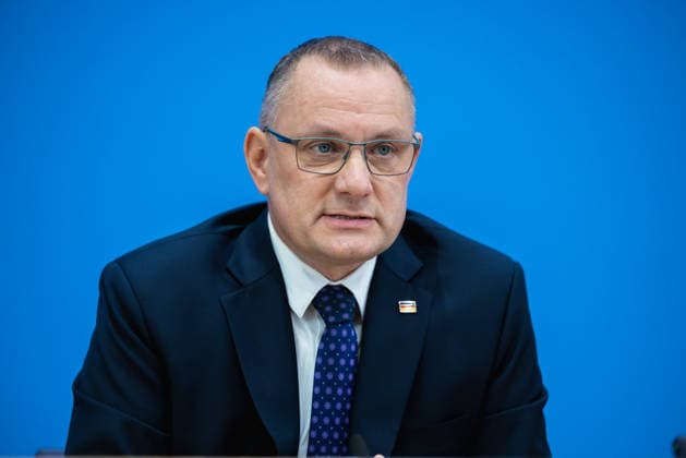 AfD - Auswirkungen der Landtagswahlen in Berlin und Mecklenburg-Vorpommern auf die Bundespolitik. Deutschland, Berlin am 21. September 2026 Einen Tag nach den Erfolgen der AfD bei den Landtagswahlen in Mecklenburg-Vorpommern und der Wahl zum Berliner Abgeordnetenhaus stellen sich die AfD-Vorsitzenden gemeinsam mit den Spitzenkandidaten Leif-Erik Holm und Kristin Brinker in der Bundespressekonferenz den Fragen der Presse. Im Bild: Tino Chrupalla, Bundessprecher der AfD und Co-Vorsitzender der AfD-Fraktion im Deutschen Bundestag