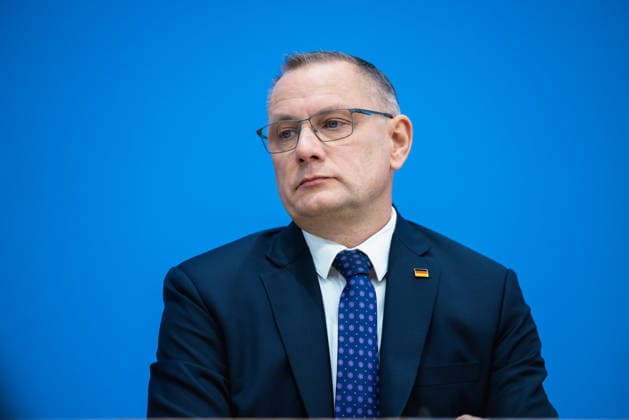 AfD - Auswirkungen der Landtagswahlen in Berlin und Mecklenburg-Vorpommern auf die Bundespolitik. Deutschland, Berlin am 21. September 2026 Einen Tag nach den Erfolgen der AfD bei den Landtagswahlen in Mecklenburg-Vorpommern und der Wahl zum Berliner Abgeordnetenhaus stellen sich die AfD-Vorsitzenden gemeinsam mit den Spitzenkandidaten Leif-Erik Holm und Kristin Brinker in der Bundespressekonferenz den Fragen der Presse. Im Bild: Tino Chrupalla, Bundessprecher der AfD und Co-Vorsitzender der AfD-Fraktion im Deutschen Bundestag