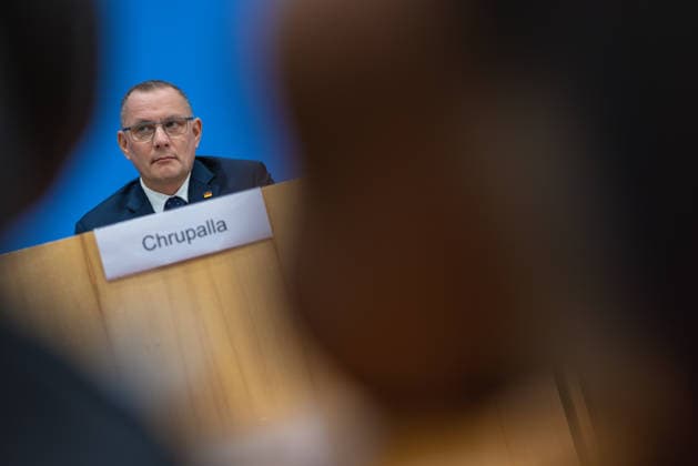 AfD - Auswirkungen der Landtagswahlen in Berlin und Mecklenburg-Vorpommern auf die Bundespolitik. Deutschland, Berlin am 21. September 2026 Einen Tag nach den Erfolgen der AfD bei den Landtagswahlen in Mecklenburg-Vorpommern und der Wahl zum Berliner Abgeordnetenhaus stellen sich die AfD-Vorsitzenden gemeinsam mit den Spitzenkandidaten Leif-Erik Holm und Kristin Brinker in der Bundespressekonferenz den Fragen der Presse. Im Bild: Tino Chrupalla, Bundessprecher der AfD und Co-Vorsitzender der AfD-Fraktion im Deutschen Bundestag