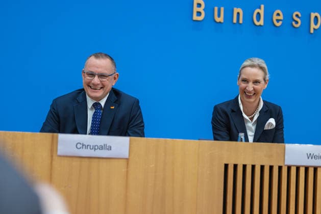 AfD - Auswirkungen der Landtagswahlen in Berlin und Mecklenburg-Vorpommern auf die Bundespolitik. Deutschland, Berlin am 21. September 2026 Einen Tag nach den Erfolgen der AfD bei den Landtagswahlen in Mecklenburg-Vorpommern und der Wahl zum Berliner Abgeordnetenhaus stellen sich die AfD-Vorsitzenden gemeinsam mit den Spitzenkandidaten Leif-Erik Holm und Kristin Brinker in der Bundespressekonferenz den Fragen der Presse. Im Bild: Sehr gelasssene und lachende Alice Weidel und Tino Chrupalla.