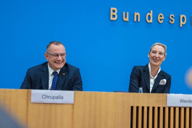 AfD - Auswirkungen der Landtagswahlen in Berlin und Mecklenburg-Vorpommern auf die Bundespolitik. Deutschland, Berlin am 21. September 2026 Einen Tag nach den Erfolgen der AfD bei den Landtagswahlen in Mecklenburg-Vorpommern und der Wahl zum Berliner Abgeordnetenhaus stellen sich die AfD-Vorsitzenden gemeinsam mit den Spitzenkandidaten Leif-Erik Holm und Kristin Brinker in der Bundespressekonferenz den Fragen der Presse. Im Bild: Sehr gelasssene und lachende Alice Weidel und Tino Chrupalla.