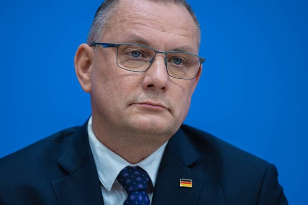 AfD - Auswirkungen der Landtagswahlen in Berlin und Mecklenburg-Vorpommern auf die Bundespolitik. Deutschland, Berlin am 21. September 2026 Einen Tag nach den Erfolgen der AfD bei den Landtagswahlen in Mecklenburg-Vorpommern und der Wahl zum Berliner Abgeordnetenhaus stellen sich die AfD-Vorsitzenden gemeinsam mit den Spitzenkandidaten Leif-Erik Holm und Kristin Brinker in der Bundespressekonferenz den Fragen der Presse. Im Bild: Tino Chrupalla, Bundessprecher der AfD und Co-Vorsitzender der AfD-Fraktion im Deutschen Bundestag