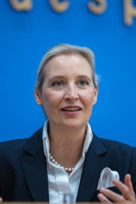 AfD - Auswirkungen der Landtagswahlen in Berlin und Mecklenburg-Vorpommern auf die Bundespolitik. Deutschland, Berlin am 21. September 2026 Einen Tag nach den Erfolgen der AfD bei den Landtagswahlen in Mecklenburg-Vorpommern und der Wahl zum Berliner Abgeordnetenhaus stellen sich die AfD-Vorsitzenden gemeinsam mit den Spitzenkandidaten Leif-Erik Holm und Kristin Brinker in der Bundespressekonferenz den Fragen der Presse. Im Bild: Alice Weidel, Bundessprecherin der AfD und Co-Vorsitzende der AfD-Fraktion im Deutschen Bundestag.