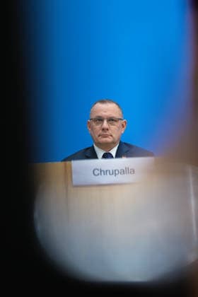 AfD - Auswirkungen der Landtagswahlen in Berlin und Mecklenburg-Vorpommern auf die Bundespolitik. Deutschland, Berlin am 21. September 2026 Einen Tag nach den Erfolgen der AfD bei den Landtagswahlen in Mecklenburg-Vorpommern und der Wahl zum Berliner Abgeordnetenhaus stellen sich die AfD-Vorsitzenden gemeinsam mit den Spitzenkandidaten Leif-Erik Holm und Kristin Brinker in der Bundespressekonferenz den Fragen der Presse. Im Bild: Tino Chrupalla, Bundessprecher der AfD und Co-Vorsitzender der AfD-Fraktion im Deutschen Bundestag.