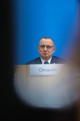 AfD - Auswirkungen der Landtagswahlen in Berlin und Mecklenburg-Vorpommern auf die Bundespolitik. Deutschland, Berlin am 21. September 2026 Einen Tag nach den Erfolgen der AfD bei den Landtagswahlen in Mecklenburg-Vorpommern und der Wahl zum Berliner Abgeordnetenhaus stellen sich die AfD-Vorsitzenden gemeinsam mit den Spitzenkandidaten Leif-Erik Holm und Kristin Brinker in der Bundespressekonferenz den Fragen der Presse. Im Bild: Tino Chrupalla, Bundessprecher der AfD und Co-Vorsitzender der AfD-Fraktion im Deutschen Bundestag.