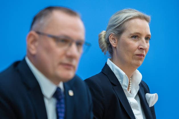 AfD - Auswirkungen der Landtagswahlen in Berlin und Mecklenburg-Vorpommern auf die Bundespolitik. Deutschland, Berlin am 21. September 2026 Einen Tag nach den Erfolgen der AfD bei den Landtagswahlen in Mecklenburg-Vorpommern und der Wahl zum Berliner Abgeordnetenhaus stellen sich die AfD-Vorsitzenden gemeinsam mit den Spitzenkandidaten Leif-Erik Holm und Kristin Brinker in der Bundespressekonferenz den Fragen der Presse. Im Bild: Tino Chrupalla (AfD) mit Alice Weidel (AfD).