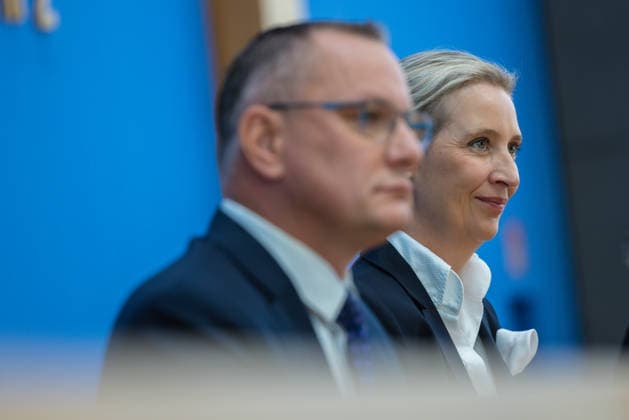 AfD - Auswirkungen der Landtagswahlen in Berlin und Mecklenburg-Vorpommern auf die Bundespolitik. Deutschland, Berlin am 21. September 2026 Einen Tag nach den Erfolgen der AfD bei den Landtagswahlen in Mecklenburg-Vorpommern und der Wahl zum Berliner Abgeordnetenhaus stellen sich die AfD-Vorsitzenden gemeinsam mit den Spitzenkandidaten Leif-Erik Holm und Kristin Brinker in der Bundespressekonferenz den Fragen der Presse. Im Bild: Tino Chrupalla (AfD) mit Alice Weidel (AfD).
