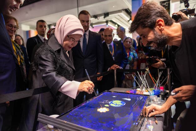 September 21, 2026, New York City, United States: Emine Erdogan takes part in a traditional Turkish Ebru art demonstration during Climate Week NYC 2026 New York City United States - ZUMAl194 20260921_zip_l194_014 Copyright: xMarekxLadzinskix