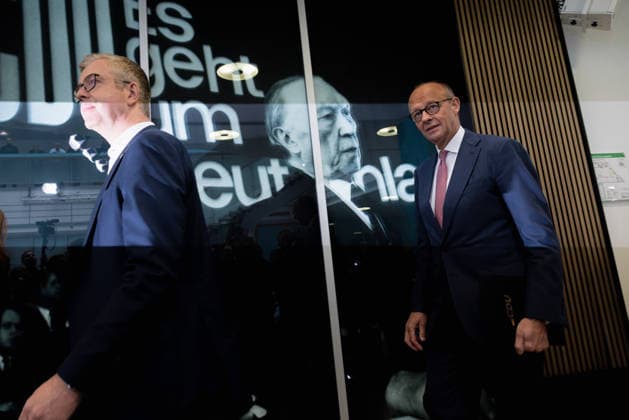 Bundeskanzler Friedrich Merz tritt gemeinsam mit dem CDU-Spitzenkandidaten für Berlin, Stefan Evers, vor die Presse im Konrad-Adenauer-Haus. Deutschland, Berlin am 21. September 2026: Bundeskanzler Friedrich Merz nach einer weiteren historischen Wahlniederlage der CDU in Mecklenburg-Vorpommern und schwachen Ergebnissen bei der Wahl zum Berliner Abgeordnetenhaus vor der Presse im Konrad-Adenauer-Haus. Kanzler Merz Läuft vor dem Konrad Adenauer Wandbild.