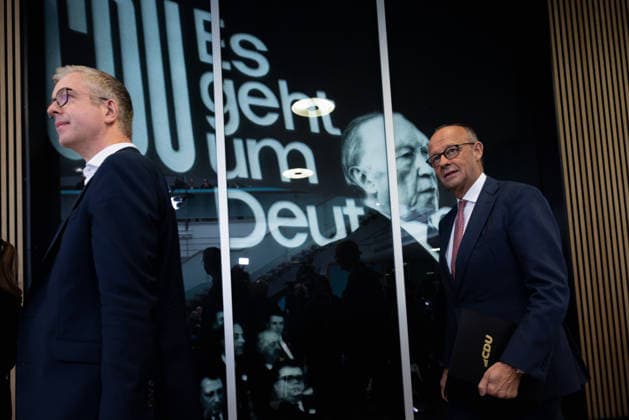 Bundeskanzler Friedrich Merz tritt gemeinsam mit dem CDU-Spitzenkandidaten für Berlin, Stefan Evers, vor die Presse im Konrad-Adenauer-Haus. Deutschland, Berlin am 21. September 2026: Bundeskanzler Friedrich Merz nach einer weiteren historischen Wahlniederlage der CDU in Mecklenburg-Vorpommern und schwachen Ergebnissen bei der Wahl zum Berliner Abgeordnetenhaus vor der Presse im Konrad-Adenauer-Haus. Kanzler Merz Läuft vor dem Konrad Adenauer Wandbild.
