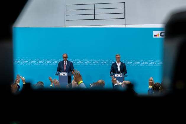Bundeskanzler Friedrich Merz tritt gemeinsam mit dem CDU-Spitzenkandidaten für Berlin, Stefan Evers, vor die Presse im Konrad-Adenauer-Haus. Deutschland, Berlin am 21. September 2026: Bundeskanzler Friedrich Merz nach einer weiteren historischen Wahlniederlage der CDU in Mecklenburg-Vorpommern und schwachen Ergebnissen bei der Wahl zum Berliner Abgeordnetenhaus vor der Presse im Konrad-Adenauer-Haus.