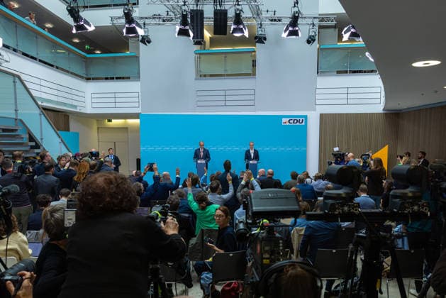 Bundeskanzler Friedrich Merz tritt gemeinsam mit dem CDU-Spitzenkandidaten für Berlin, Stefan Evers, vor die Presse im Konrad-Adenauer-Haus. Deutschland, Berlin am 21. September 2026: Bundeskanzler Friedrich Merz nach einer weiteren historischen Wahlniederlage der CDU in Mecklenburg-Vorpommern und schwachen Ergebnissen bei der Wahl zum Berliner Abgeordnetenhaus vor der Presse im Konrad-Adenauer-Haus.