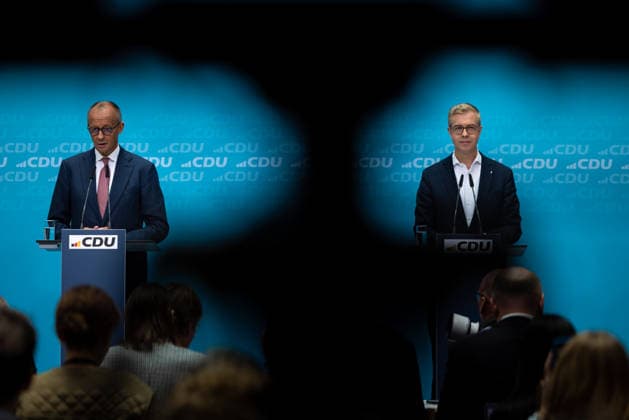Bundeskanzler Friedrich Merz tritt gemeinsam mit dem CDU-Spitzenkandidaten für Berlin, Stefan Evers, vor die Presse im Konrad-Adenauer-Haus. Deutschland, Berlin am 21. September 2026: Bundeskanzler Friedrich Merz nach einer weiteren historischen Wahlniederlage der CDU in Mecklenburg-Vorpommern und schwachen Ergebnissen bei der Wahl zum Berliner Abgeordnetenhaus vor der Presse im Konrad-Adenauer-Haus.