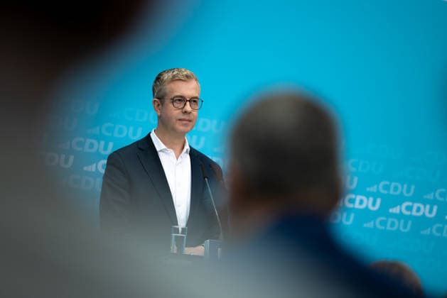 Bundeskanzler Friedrich Merz tritt gemeinsam mit dem CDU-Spitzenkandidaten für Berlin, Stefan Evers, vor die Presse im Konrad-Adenauer-Haus. Deutschland, Berlin am 21. September 2026: Bundeskanzler Friedrich Merz nach einer weiteren historischen Wahlniederlage der CDU in Mecklenburg-Vorpommern und schwachen Ergebnissen bei der Wahl zum Berliner Abgeordnetenhaus vor der Presse im Konrad-Adenauer-Haus. Im Bild CDU-Spitzenkandidaten für Berlin, Stefan Evers.