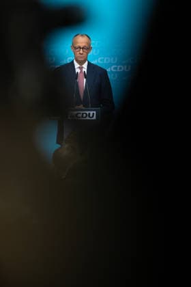 Bundeskanzler Friedrich Merz tritt gemeinsam mit dem CDU-Spitzenkandidaten für Berlin, Stefan Evers, vor die Presse im Konrad-Adenauer-Haus. Deutschland, Berlin am 21. September 2026: Bundeskanzler Friedrich Merz nach einer weiteren historischen Wahlniederlage der CDU in Mecklenburg-Vorpommern und schwachen Ergebnissen bei der Wahl zum Berliner Abgeordnetenhaus vor der Presse im Konrad-Adenauer-Haus.