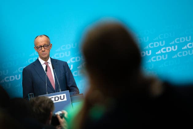 Bundeskanzler Friedrich Merz tritt gemeinsam mit dem CDU-Spitzenkandidaten für Berlin, Stefan Evers, vor die Presse im Konrad-Adenauer-Haus. Deutschland, Berlin am 21. September 2026: Bundeskanzler Friedrich Merz nach einer weiteren historischen Wahlniederlage der CDU in Mecklenburg-Vorpommern und schwachen Ergebnissen bei der Wahl zum Berliner Abgeordnetenhaus vor der Presse im Konrad-Adenauer-Haus.