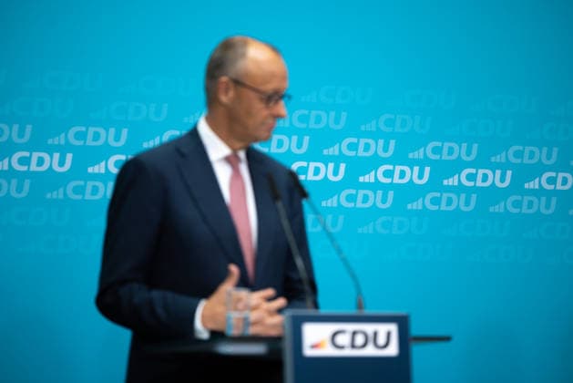 Bundeskanzler Friedrich Merz tritt gemeinsam mit dem CDU-Spitzenkandidaten für Berlin, Stefan Evers, vor die Presse im Konrad-Adenauer-Haus. Deutschland, Berlin am 21. September 2026: Bundeskanzler Friedrich Merz nach einer weiteren historischen Wahlniederlage der CDU in Mecklenburg-Vorpommern und schwachen Ergebnissen bei der Wahl zum Berliner Abgeordnetenhaus vor der Presse im Konrad-Adenauer-Haus.