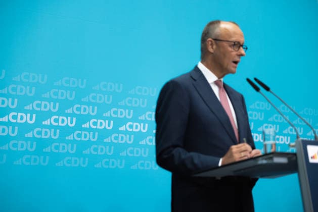 Bundeskanzler Friedrich Merz tritt gemeinsam mit dem CDU-Spitzenkandidaten für Berlin, Stefan Evers, vor die Presse im Konrad-Adenauer-Haus. Deutschland, Berlin am 21. September 2026: Bundeskanzler Friedrich Merz nach einer weiteren historischen Wahlniederlage der CDU in Mecklenburg-Vorpommern und schwachen Ergebnissen bei der Wahl zum Berliner Abgeordnetenhaus vor der Presse im Konrad-Adenauer-Haus.