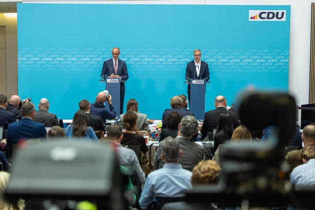 Bundeskanzler Friedrich Merz tritt gemeinsam mit dem CDU-Spitzenkandidaten für Berlin, Stefan Evers, vor die Presse im Konrad-Adenauer-Haus. Deutschland, Berlin am 21. September 2026: Bundeskanzler Friedrich Merz nach einer weiteren historischen Wahlniederlage der CDU in Mecklenburg-Vorpommern und schwachen Ergebnissen bei der Wahl zum Berliner Abgeordnetenhaus vor der Presse im Konrad-Adenauer-Haus.