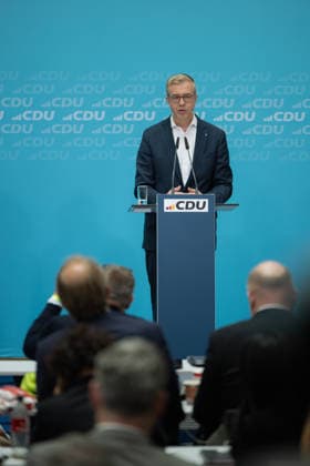 Bundeskanzler Friedrich Merz tritt gemeinsam mit dem CDU-Spitzenkandidaten für Berlin, Stefan Evers, vor die Presse im Konrad-Adenauer-Haus. Deutschland, Berlin am 21. September 2026: Bundeskanzler Friedrich Merz nach einer weiteren historischen Wahlniederlage der CDU in Mecklenburg-Vorpommern und schwachen Ergebnissen bei der Wahl zum Berliner Abgeordnetenhaus vor der Presse im Konrad-Adenauer-Haus.