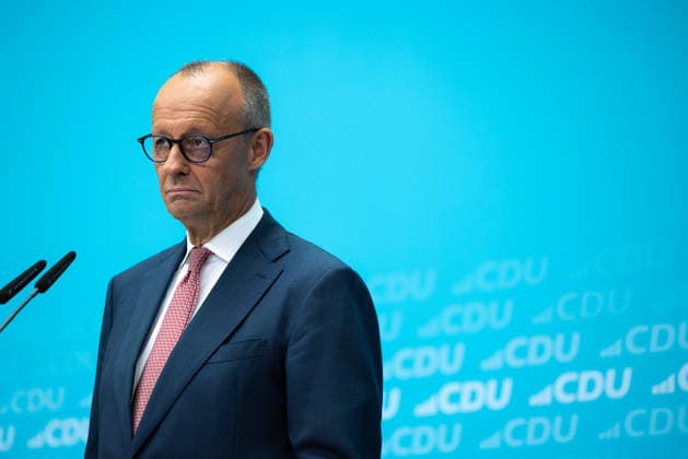 Bundeskanzler Friedrich Merz tritt gemeinsam mit dem CDU-Spitzenkandidaten für Berlin, Stefan Evers, vor die Presse im Konrad-Adenauer-Haus. Deutschland, Berlin am 21. September 2026: Bundeskanzler Friedrich Merz nach einer weiteren historischen Wahlniederlage der CDU in Mecklenburg-Vorpommern und schwachen Ergebnissen bei der Wahl zum Berliner Abgeordnetenhaus vor der Presse im Konrad-Adenauer-Haus.