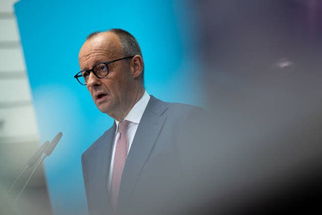 Bundeskanzler Friedrich Merz tritt gemeinsam mit dem CDU-Spitzenkandidaten für Berlin, Stefan Evers, vor die Presse im Konrad-Adenauer-Haus. Deutschland, Berlin am 21. September 2026: Bundeskanzler Friedrich Merz nach einer weiteren historischen Wahlniederlage der CDU in Mecklenburg-Vorpommern und schwachen Ergebnissen bei der Wahl zum Berliner Abgeordnetenhaus vor der Presse im Konrad-Adenauer-Haus.