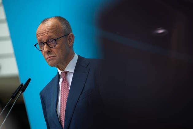 Bundeskanzler Friedrich Merz tritt gemeinsam mit dem CDU-Spitzenkandidaten für Berlin, Stefan Evers, vor die Presse im Konrad-Adenauer-Haus. Deutschland, Berlin am 21. September 2026: Bundeskanzler Friedrich Merz nach einer weiteren historischen Wahlniederlage der CDU in Mecklenburg-Vorpommern und schwachen Ergebnissen bei der Wahl zum Berliner Abgeordnetenhaus vor der Presse im Konrad-Adenauer-Haus.