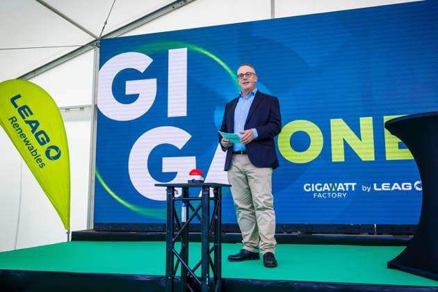 LEAG GigaOne Inbetriebnahme - LEAG-CEO Adi Roesch DEU Deutschland Brandenburg Briesnig, 21.09.2026, Inbetriebnahme GIGA One (LEAG) bei Briesnig im ehemaligen Tagebau Jaenschwalde. Adi Roesch, Vorstandsvorsitzender (CEO) der LEAG, spricht waehrend der Veranstaltung auf der Buehne. Mit einem Festakt feiert der Energiekonzern LEAG drei Giga-Projekte - die Inbetriebnahme des Windpark Forst-Briesnig 2 und des Energieparks Bohrau 1 sowie dem symbolischen Startschuss fuer die Bauarbeiten zu GigaBattery 1000 in Jaenschwalde.