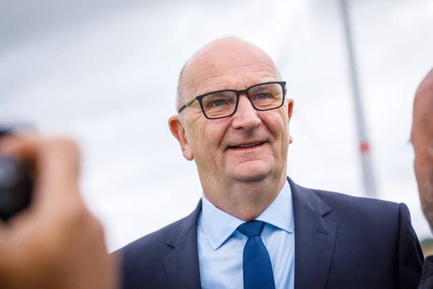 LEAG GigaOne Inbetriebnahme - Dietmar Woidke DEU Deutschland Brandenburg Briesnig, 21.09.2026, Inbetriebnahme GIGA One (LEAG) bei Briesnig im ehemaligen Tagebau Jaenschwalde. Brandenburgs Ministerpraesident Dietmar Woidke (SPD) spricht waehrend der Veranstaltung, im Hintergrund sind Windraeder des neuen Windparks zu sehen. Mit einem Festakt feiert der Energiekonzern LEAG drei Giga-Projekte - die Inbetriebnahme des Windpark Forst-Briesnig 2 und des Energieparks Bohrau 1 sowie dem symbolischen Startschuss fuer die Bauarbeiten zu GigaBattery 1000 in Jaenschwalde.