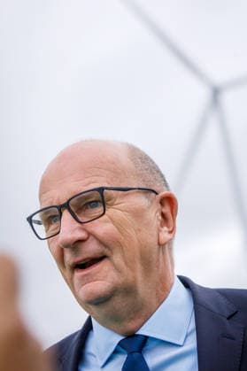LEAG GigaOne Inbetriebnahme - Dietmar Woidke DEU Deutschland Brandenburg Briesnig, 21.09.2026, Inbetriebnahme GIGA One (LEAG) bei Briesnig im ehemaligen Tagebau Jaenschwalde. Brandenburgs Ministerpraesident Dietmar Woidke (SPD) spricht waehrend der Veranstaltung, im Hintergrund sind Windraeder des neuen Windparks zu sehen. Mit einem Festakt feiert der Energiekonzern LEAG drei Giga-Projekte - die Inbetriebnahme des Windpark Forst-Briesnig 2 und des Energieparks Bohrau 1 sowie dem symbolischen Startschuss fuer die Bauarbeiten zu GigaBattery 1000 in Jaenschwalde.