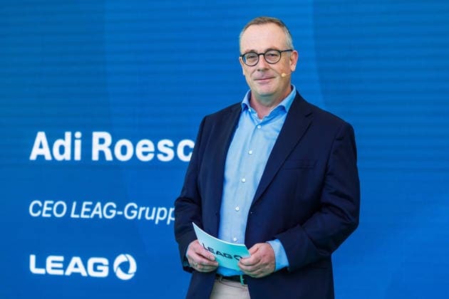 LEAG GigaOne Inbetriebnahme - LEAG-CEO Adi Roesch DEU Deutschland Brandenburg Briesnig, 21.09.2026, Inbetriebnahme GIGA One (LEAG) bei Briesnig im ehemaligen Tagebau Jaenschwalde. Adi Roesch, Vorstandsvorsitzender (CEO) der LEAG, spricht waehrend der Veranstaltung auf der Buehne. Mit einem Festakt feiert der Energiekonzern LEAG drei Giga-Projekte - die Inbetriebnahme des Windpark Forst-Briesnig 2 und des Energieparks Bohrau 1 sowie dem symbolischen Startschuss fuer die Bauarbeiten zu GigaBattery 1000 in Jaenschwalde.