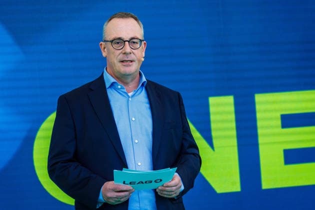 LEAG GigaOne Inbetriebnahme - LEAG-CEO Adi Roesch DEU Deutschland Brandenburg Briesnig, 21.09.2026, Inbetriebnahme GIGA One (LEAG) bei Briesnig im ehemaligen Tagebau Jaenschwalde. Adi Roesch, Vorstandsvorsitzender (CEO) der LEAG, spricht waehrend der Veranstaltung auf der Buehne. Mit einem Festakt feiert der Energiekonzern LEAG drei Giga-Projekte - die Inbetriebnahme des Windpark Forst-Briesnig 2 und des Energieparks Bohrau 1 sowie dem symbolischen Startschuss fuer die Bauarbeiten zu GigaBattery 1000 in Jaenschwalde.