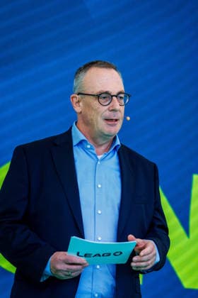 LEAG GigaOne Inbetriebnahme - LEAG-CEO Adi Roesch DEU Deutschland Brandenburg Briesnig, 21.09.2026, Inbetriebnahme GIGA One (LEAG) bei Briesnig im ehemaligen Tagebau Jaenschwalde. Adi Roesch, Vorstandsvorsitzender (CEO) der LEAG, spricht waehrend der Veranstaltung auf der Buehne. Mit einem Festakt feiert der Energiekonzern LEAG drei Giga-Projekte - die Inbetriebnahme des Windpark Forst-Briesnig 2 und des Energieparks Bohrau 1 sowie dem symbolischen Startschuss fuer die Bauarbeiten zu GigaBattery 1000 in Jaenschwalde.