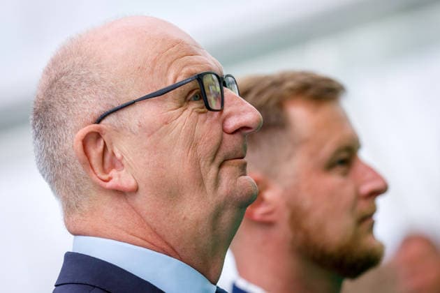 LEAG GigaOne Inbetriebnahme - Dietmar Woidke DEU Deutschland Brandenburg Briesnig, 21.09.2026, Inbetriebnahme GIGA One (LEAG) bei Briesnig im ehemaligen Tagebau Jaenschwalde. Brandenburgs Ministerpraesident Dietmar Woidke (SPD) und Spree-Neisse Landrat Martin Heusler (CDU, im Hintergrund) stehen waehrend der Veranstaltung vor der Buehne. Mit einem Festakt feiert der Energiekonzern LEAG drei Giga-Projekte - die Inbetriebnahme des Windpark Forst-Briesnig 2 und des Energieparks Bohrau 1 sowie dem symbolischen Startschuss fuer die Bauarbeiten zu GigaBattery 1000 in Jaenschwalde.