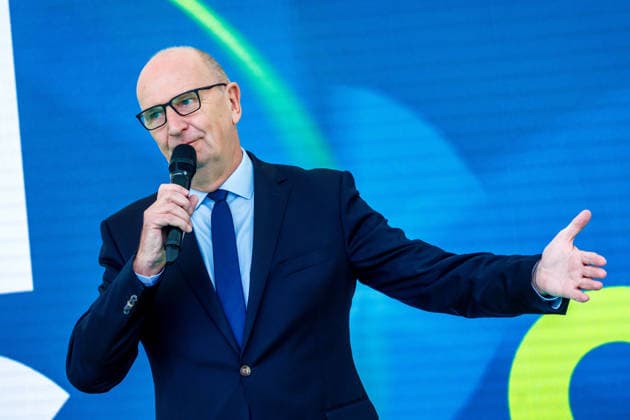 LEAG GigaOne Inbetriebnahme - Dietmar Woidke DEU Deutschland Brandenburg Briesnig, 21.09.2026, Inbetriebnahme GIGA One (LEAG) bei Briesnig im ehemaligen Tagebau Jaenschwalde. Brandenburgs Ministerpraesident Dietmar Woidke (SPD) spricht waehrend der Veranstaltung auf der Buehne. Mit einem Festakt feiert der Energiekonzern LEAG drei Giga-Projekte - die Inbetriebnahme des Windpark Forst-Briesnig 2 und des Energieparks Bohrau 1 sowie dem symbolischen Startschuss fuer die Bauarbeiten zu GigaBattery 1000 in Jaenschwalde.