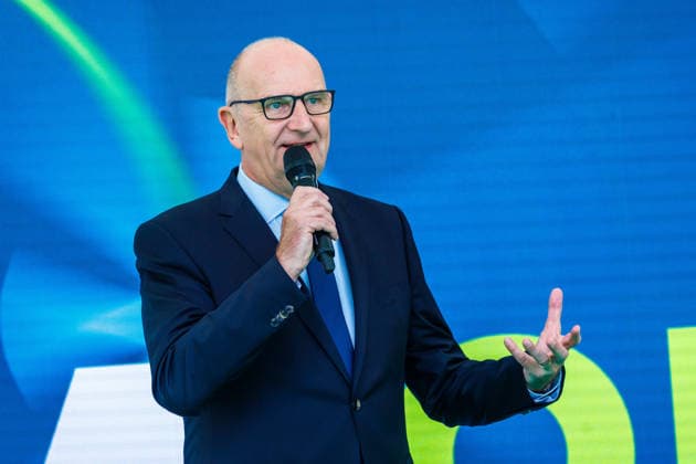 LEAG GigaOne Inbetriebnahme - Dietmar Woidke DEU Deutschland Brandenburg Briesnig, 21.09.2026, Inbetriebnahme GIGA One (LEAG) bei Briesnig im ehemaligen Tagebau Jaenschwalde. Brandenburgs Ministerpraesident Dietmar Woidke (SPD) spricht waehrend der Veranstaltung auf der Buehne. Mit einem Festakt feiert der Energiekonzern LEAG drei Giga-Projekte - die Inbetriebnahme des Windpark Forst-Briesnig 2 und des Energieparks Bohrau 1 sowie dem symbolischen Startschuss fuer die Bauarbeiten zu GigaBattery 1000 in Jaenschwalde.